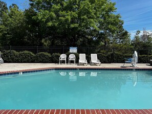 Una piscina al aire libre de temporada