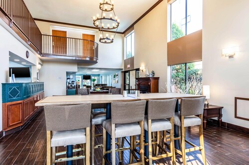 Quality Suites Paducah I-24