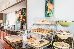 Free daily continental breakfast - Quality Suites Paducah I-24 (Paducah)