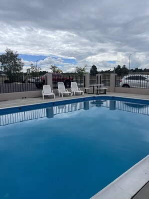 Piscine extérieure (ouverte en saison), chaises longues