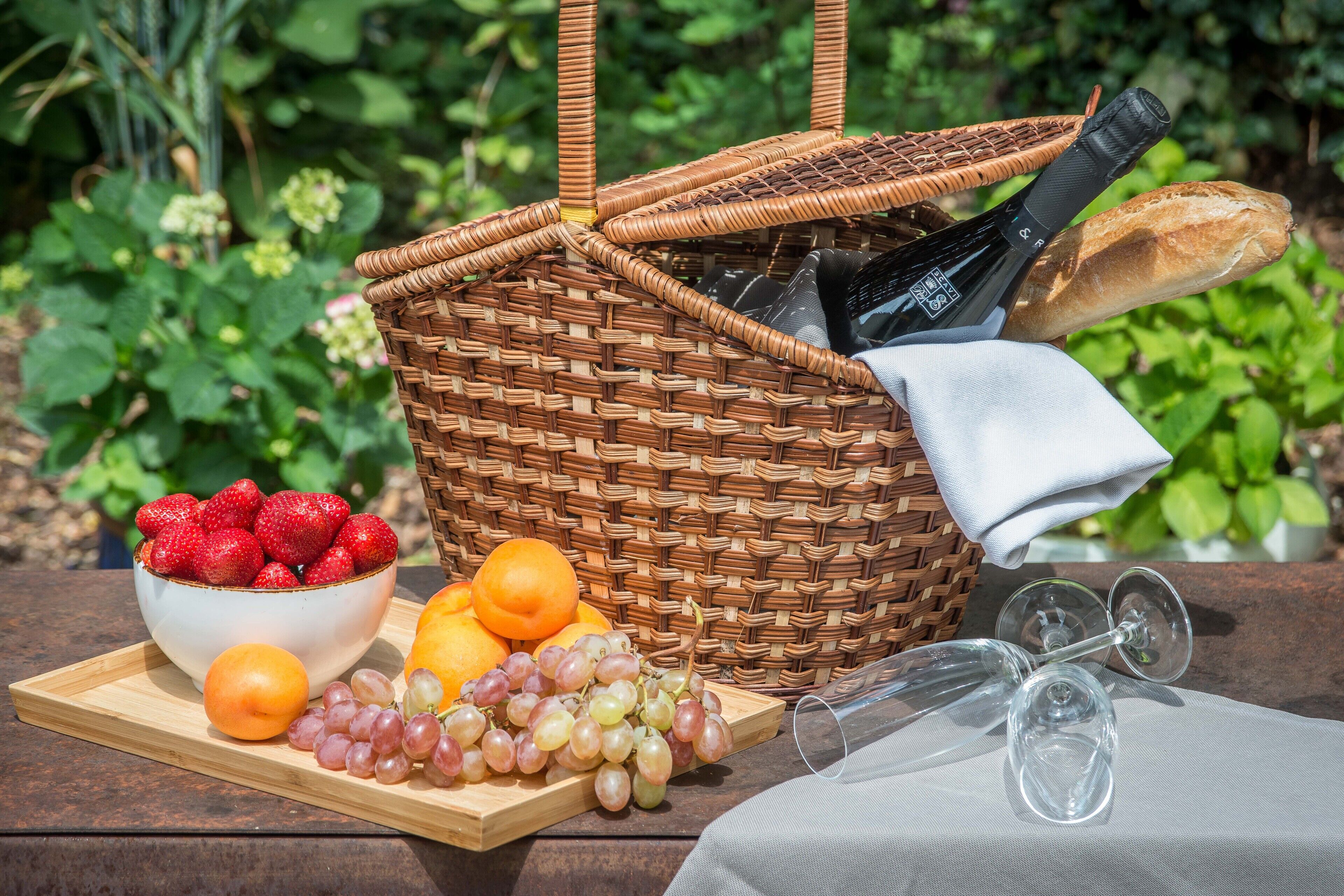 breakfast, lunch and dinner served