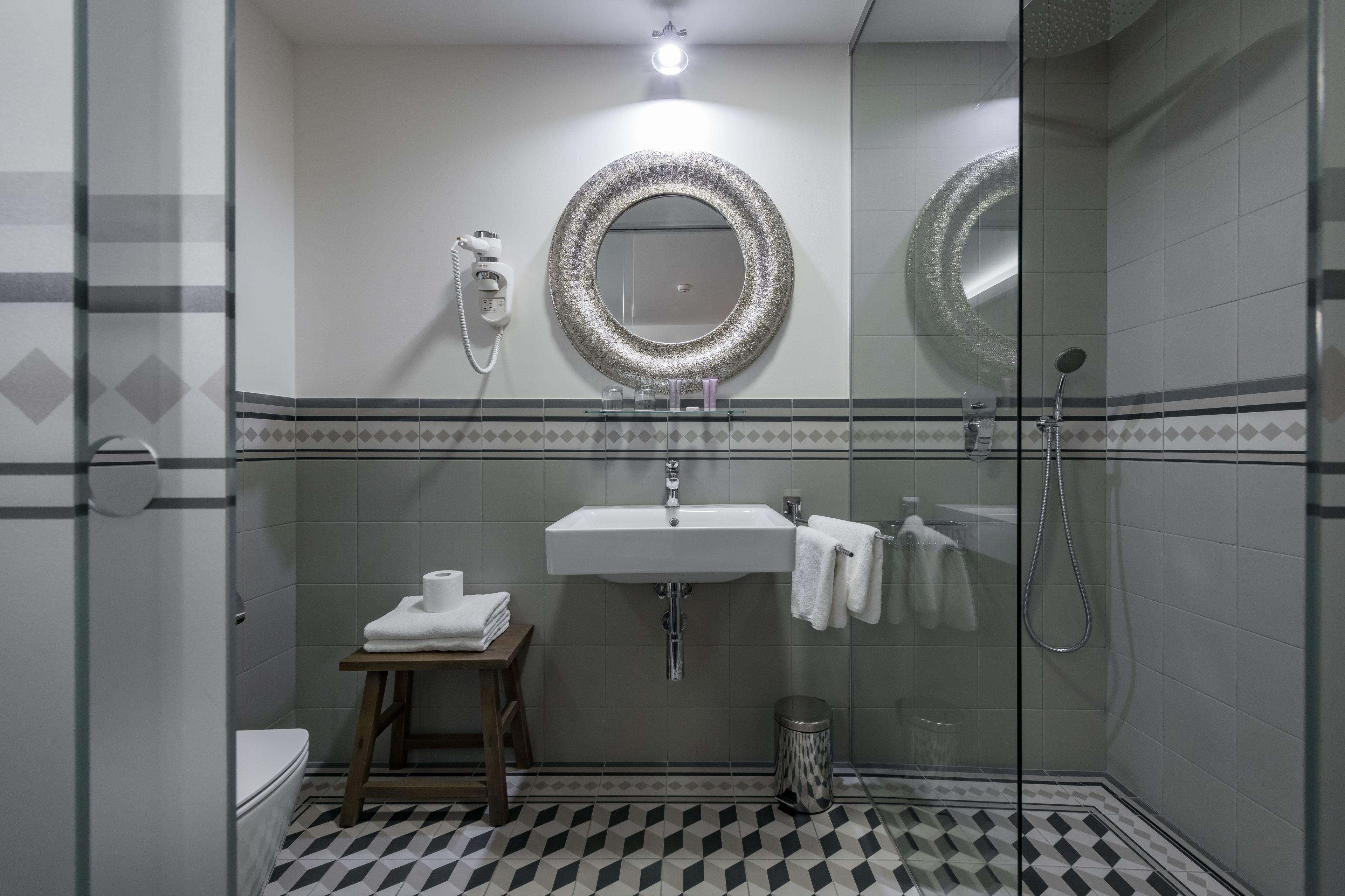 premium bedding, minibar, in-room safe, laptop workspace