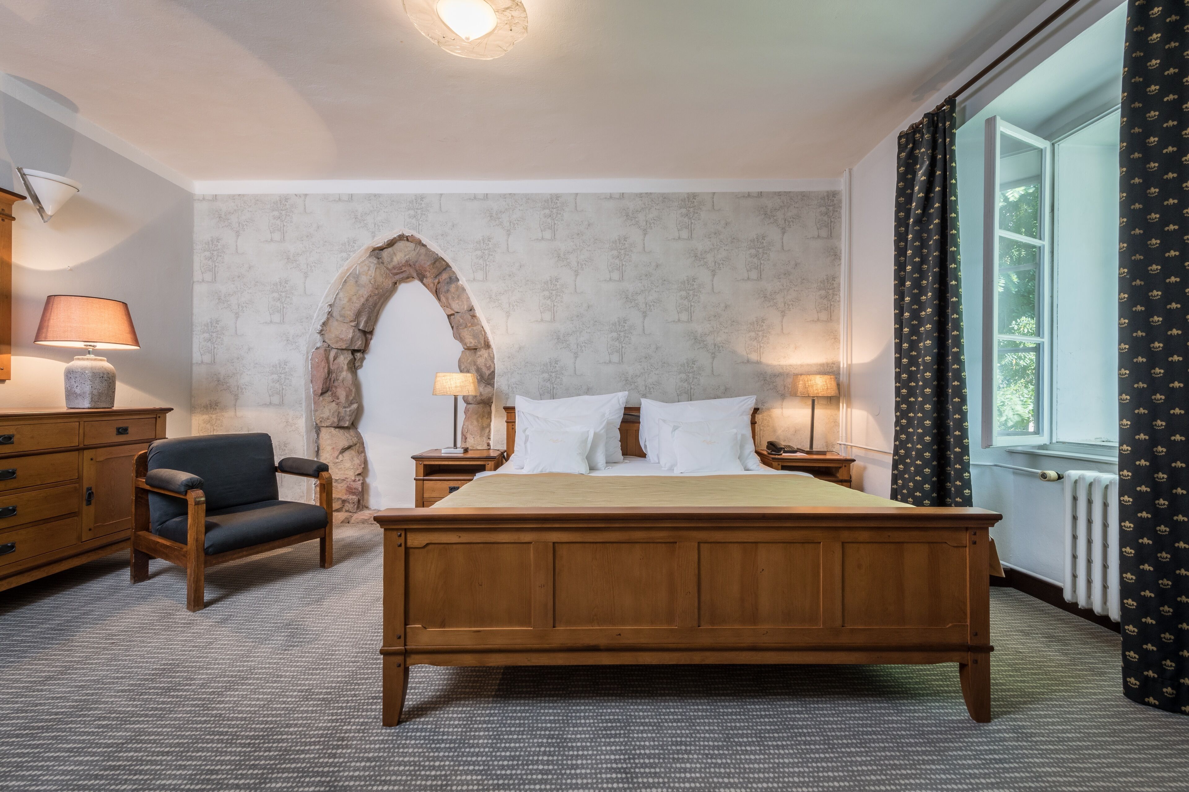 suite | premium bedding, minibar, in-room safe, laptop workspace