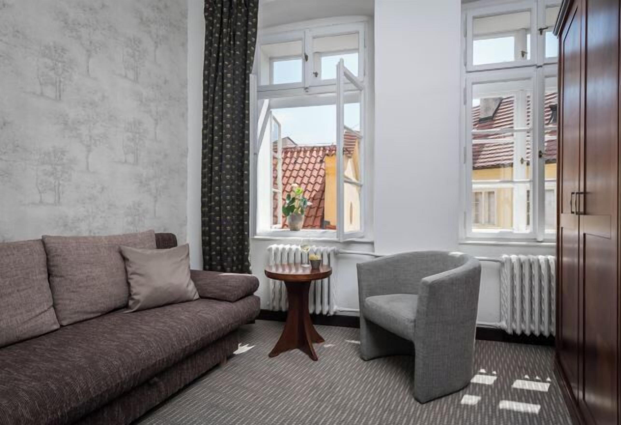 Oleskelualue | 32–tuumainen LCD-televisio, jossa digitaalikanavat