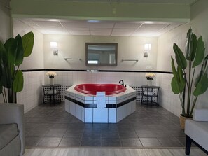 Suite Luxe, 1 très grand lit et 1 canapé-lit | Bain à remous privé