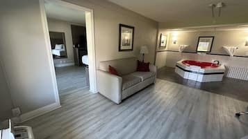 Jacuzzi Suite, 1 King Bed, Non Smoking | 1 bedroom, hypo-allergenic bedding, bed sheets