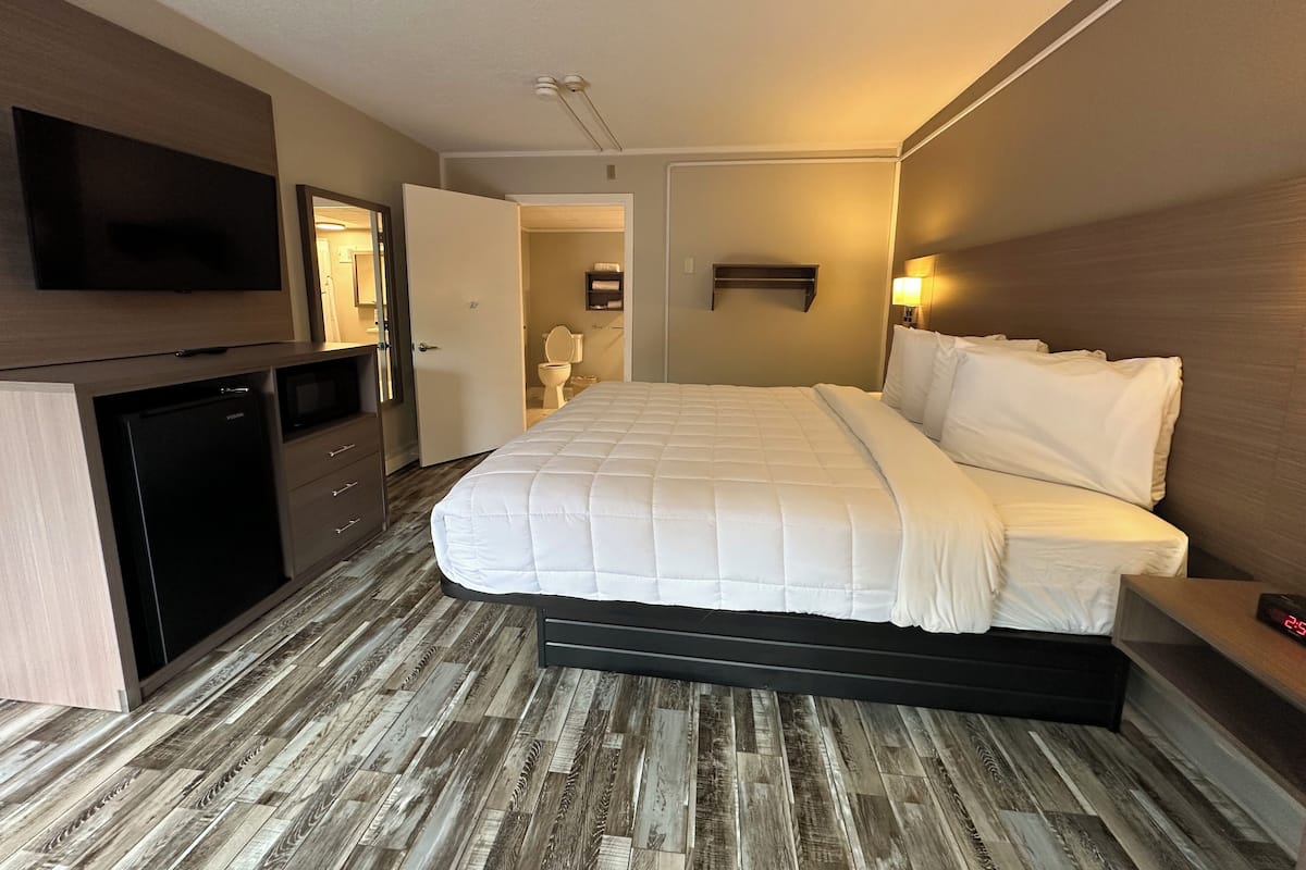 华丽客房, 1 张特大床, 无烟房 (ADA) | 高档床上用品、床单