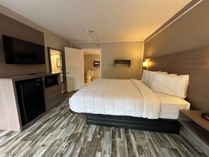 Deluxe Room, 1 King Bed, Non Smoking (ADA) | Premium bedding, bed sheets - Whaler Inn and Suites (New Bedford)