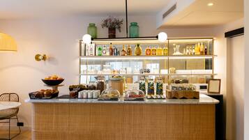 Petit déjeuner buffet (20 EUR par personne)