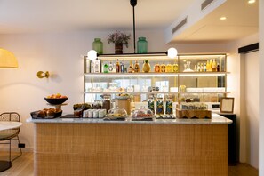 Sarapan prasmanan setiap hari (EUR 20 per orang)