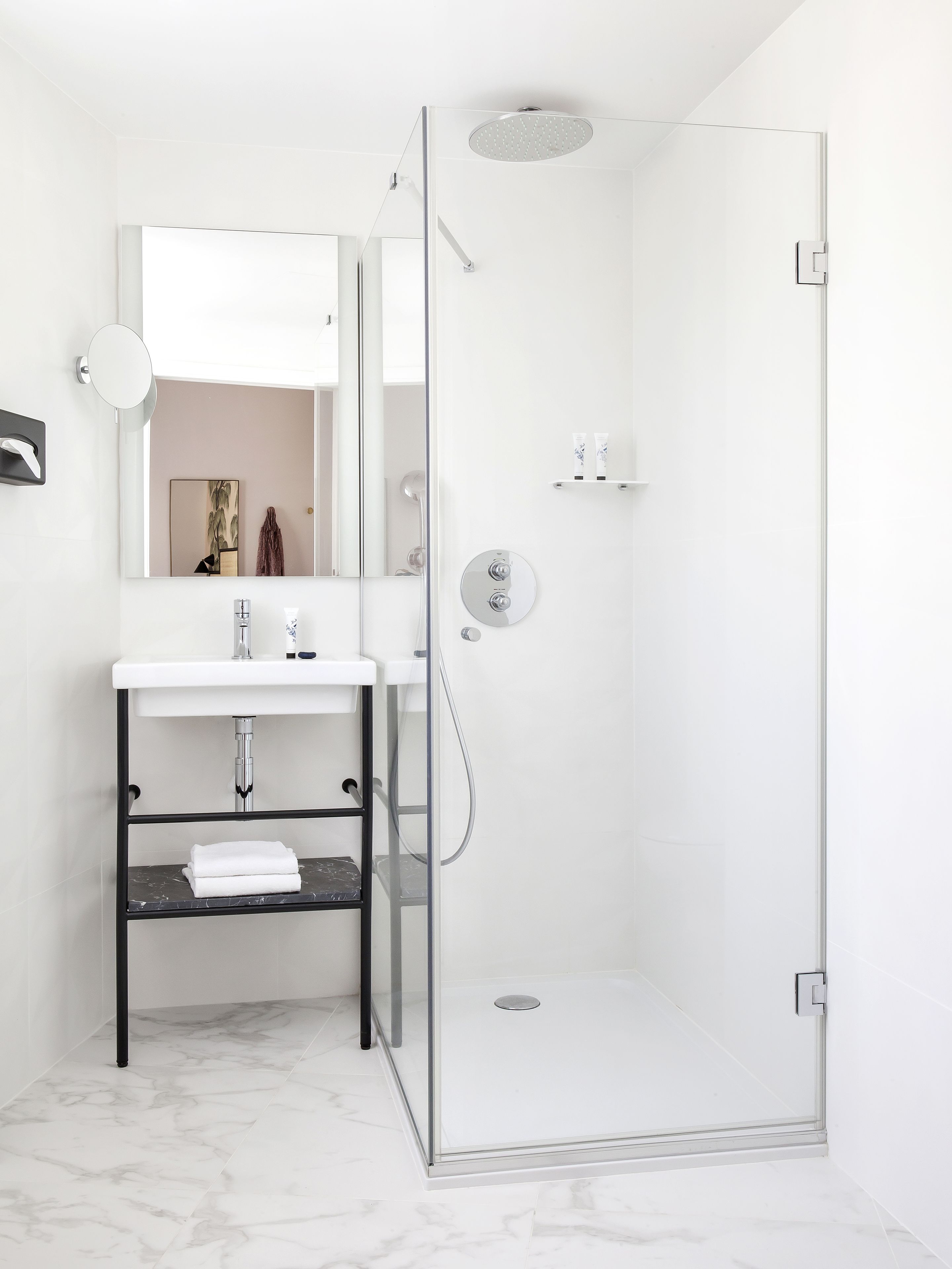 deluxe double or twin room (palm) | bathroom | combined shower/bathtub, free toiletries, hair dryer, slippers