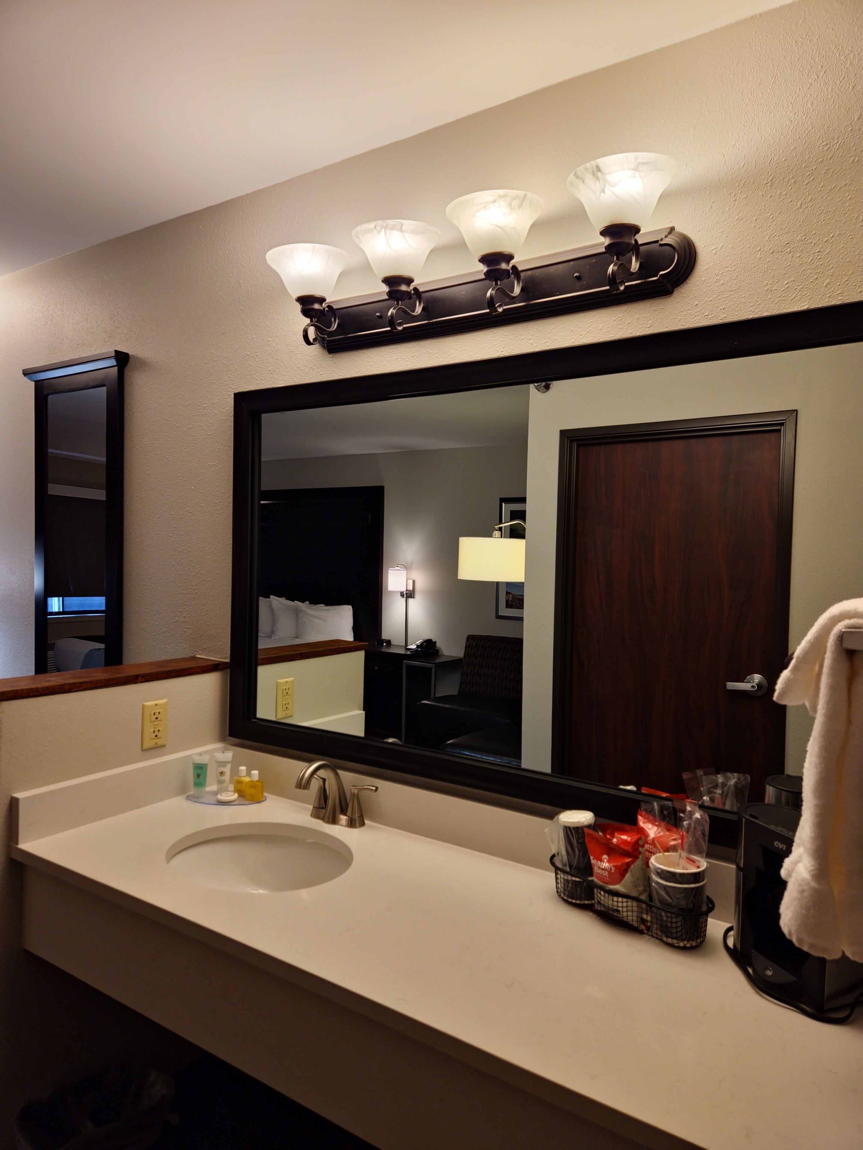 deluxe room, 1 king bed (king w/jetted bathtub) | in-room safe, blackout curtains, iron/ironing board, free wifi