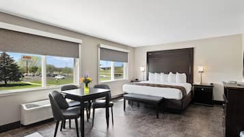 Suite, 1 kingsize-seng (Junior King Suite) | Safe på rommet, blendingsgardiner og strykejern/-brett