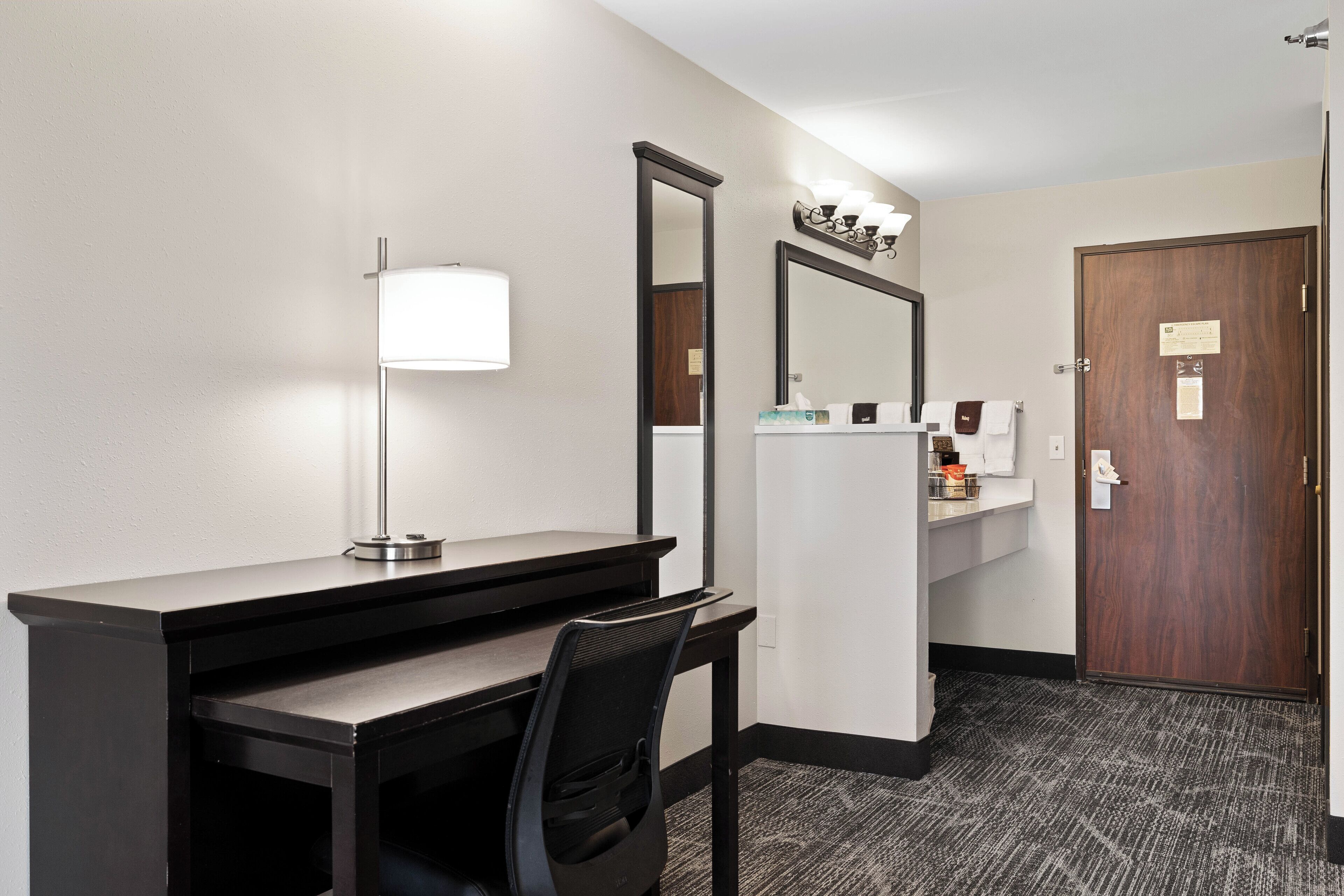 deluxe room, 1 king bed (executive king) | in-room safe, blackout curtains, iron/ironing board, free wifi