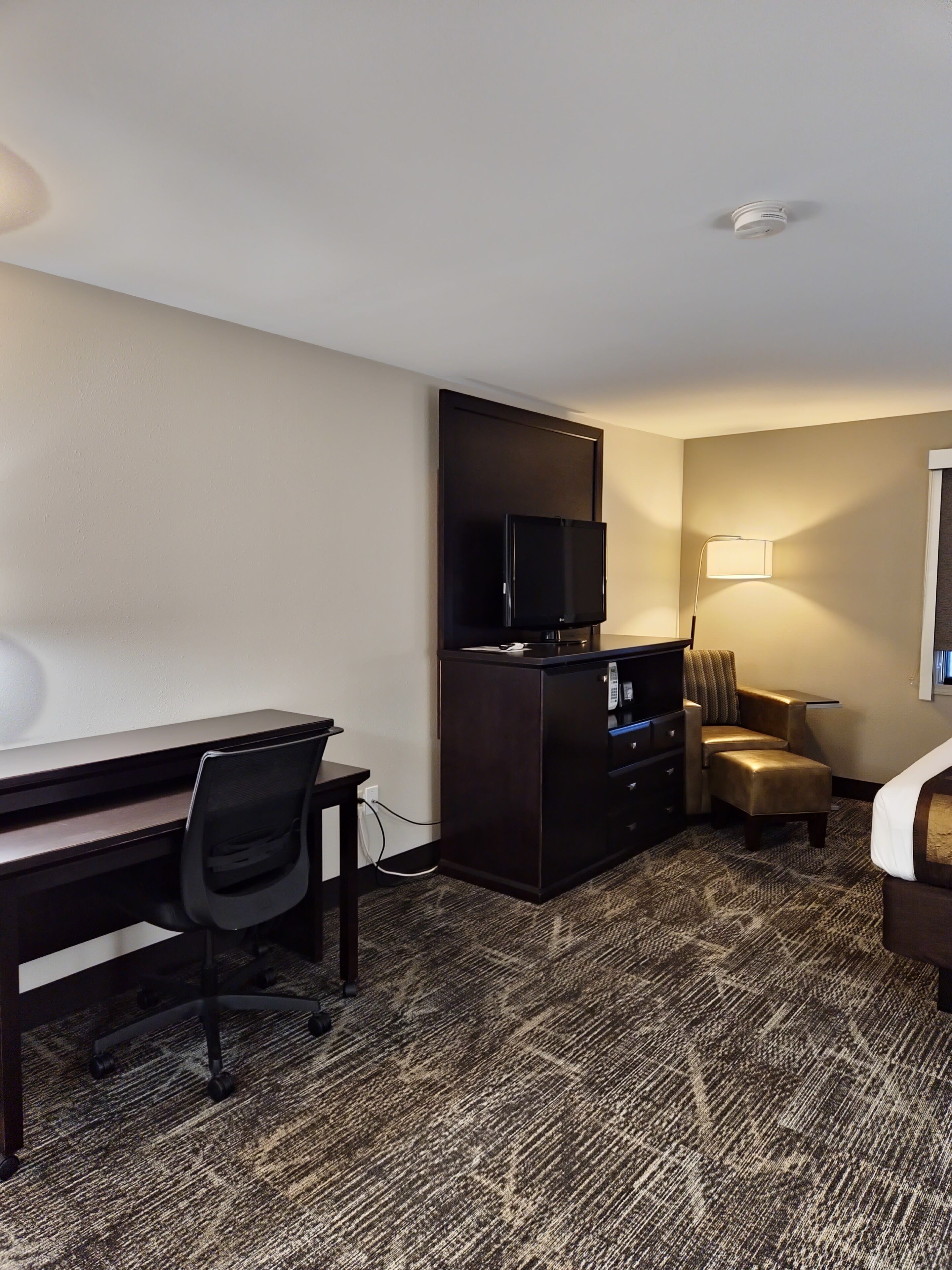 deluxe room, 1 king bed (executive king) | in-room safe, blackout curtains, iron/ironing board, free wifi