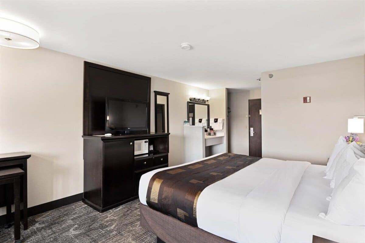 In-room safe, blackout drapes, iron/ironing board, free WiFi