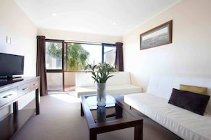 Executive Queen Room with Two Queen Beds | Área de estar | TV LED 32 polegadas com canais digitais, TV
