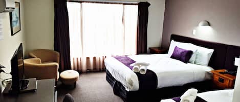 Ropa de cama de alta calidad, camas con pillow-top y escritorio