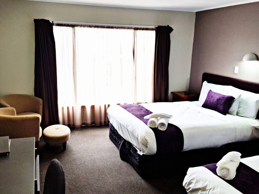 Seprai premium, bantalan ekstra lembut, dan meja kerja