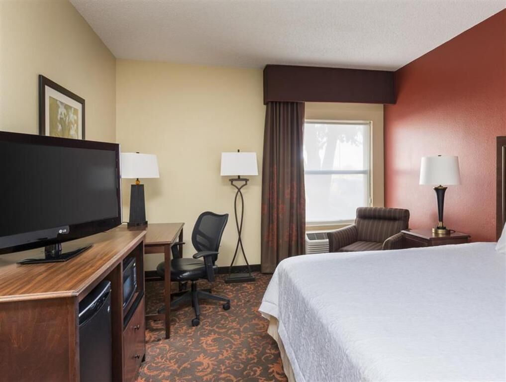Premium bedding, in-room safe, desk, free cribs/infant beds