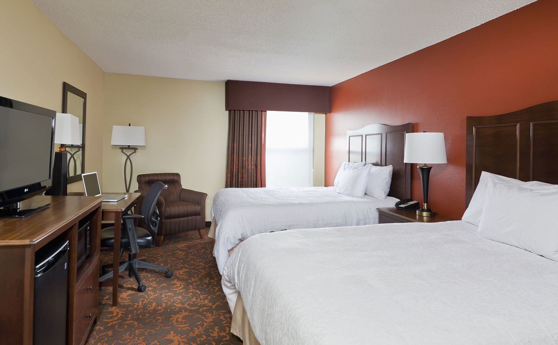 Premium bedding, in-room safe, desk, free cribs/infant beds