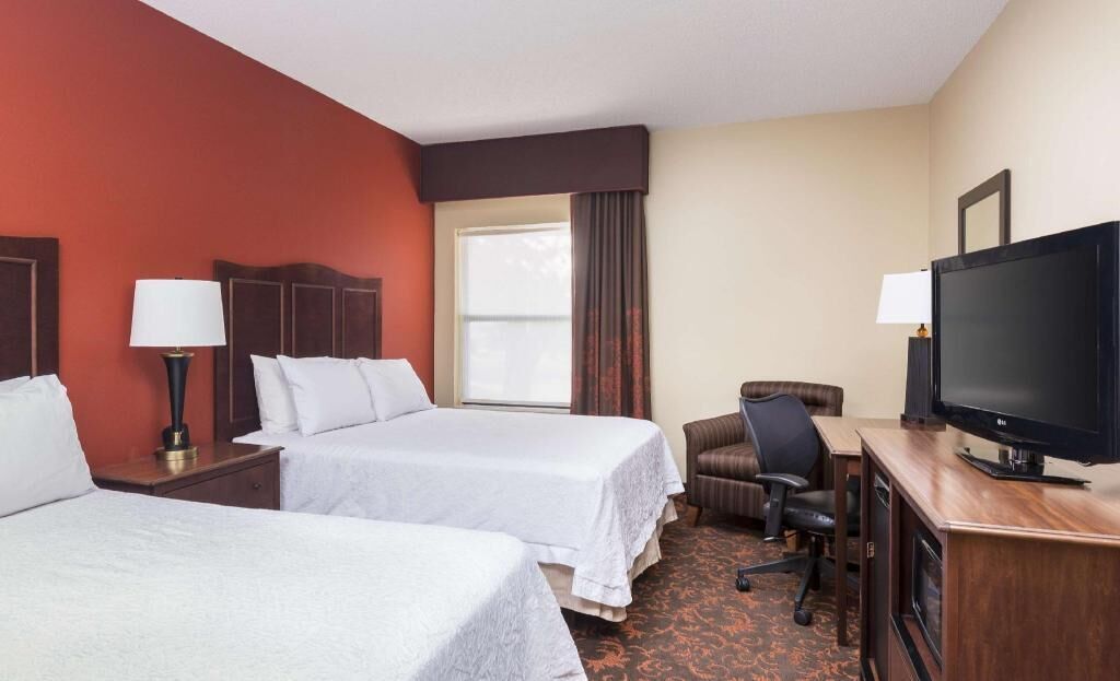 Premium bedding, in-room safe, desk, free cribs/infant beds