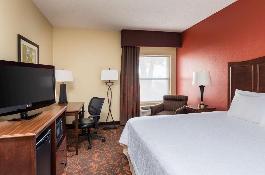 Premium bedding, in-room safe, desk, free cribs/infant beds