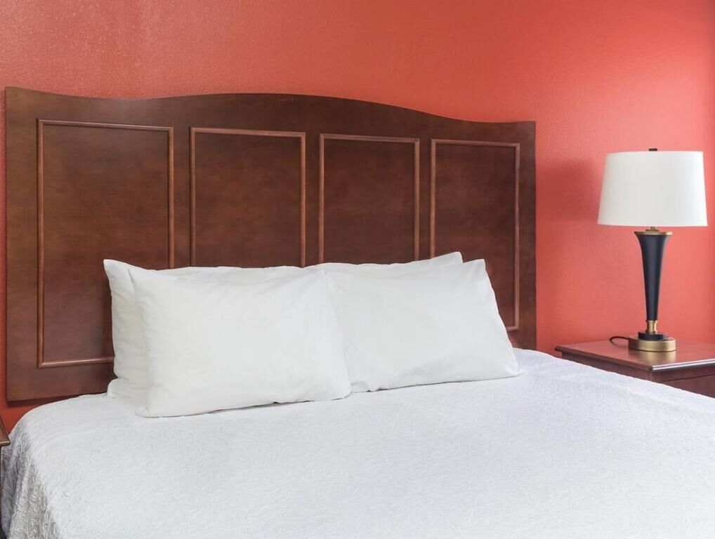 Premium bedding, in-room safe, desk, free cribs/infant beds