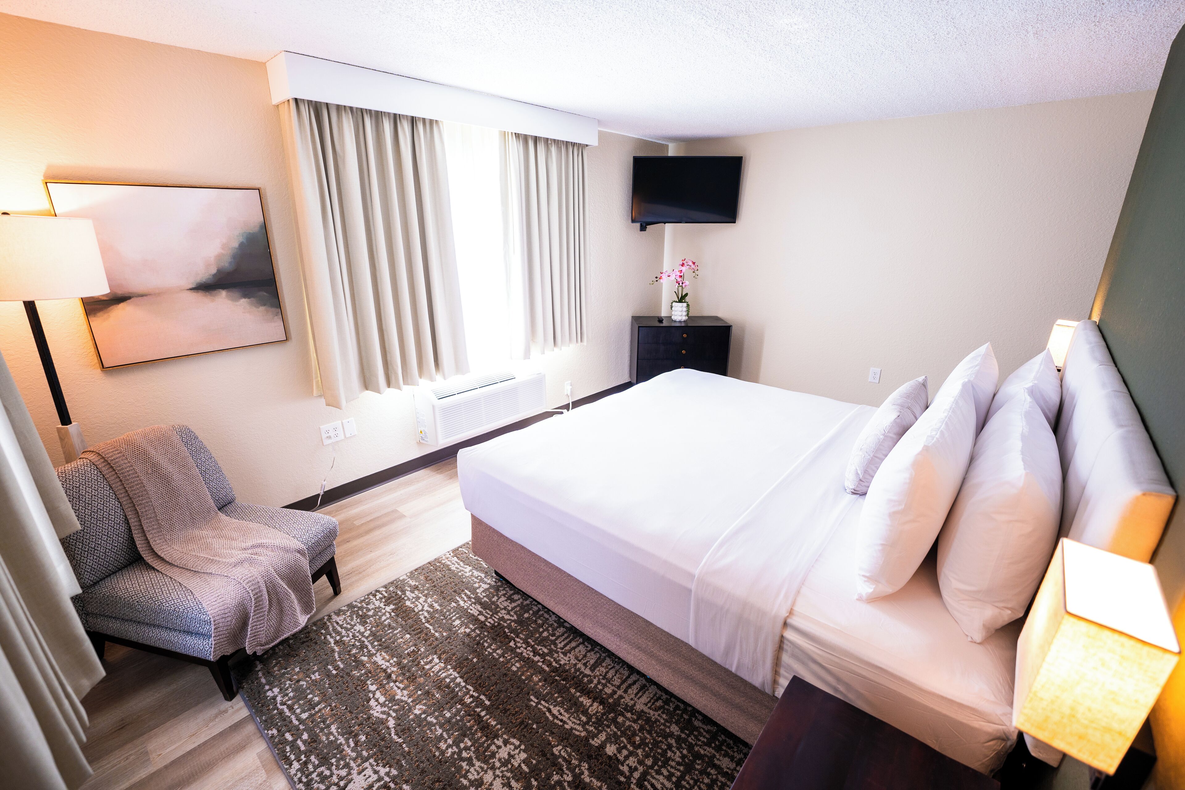 Hypo-allergenic bedding, in-room safe, desk, laptop workspace