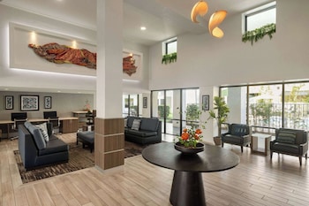 Hotel entrance and lobby at Mai Hana Hotel- Intl Drive, Trademark Collection by Wyndham