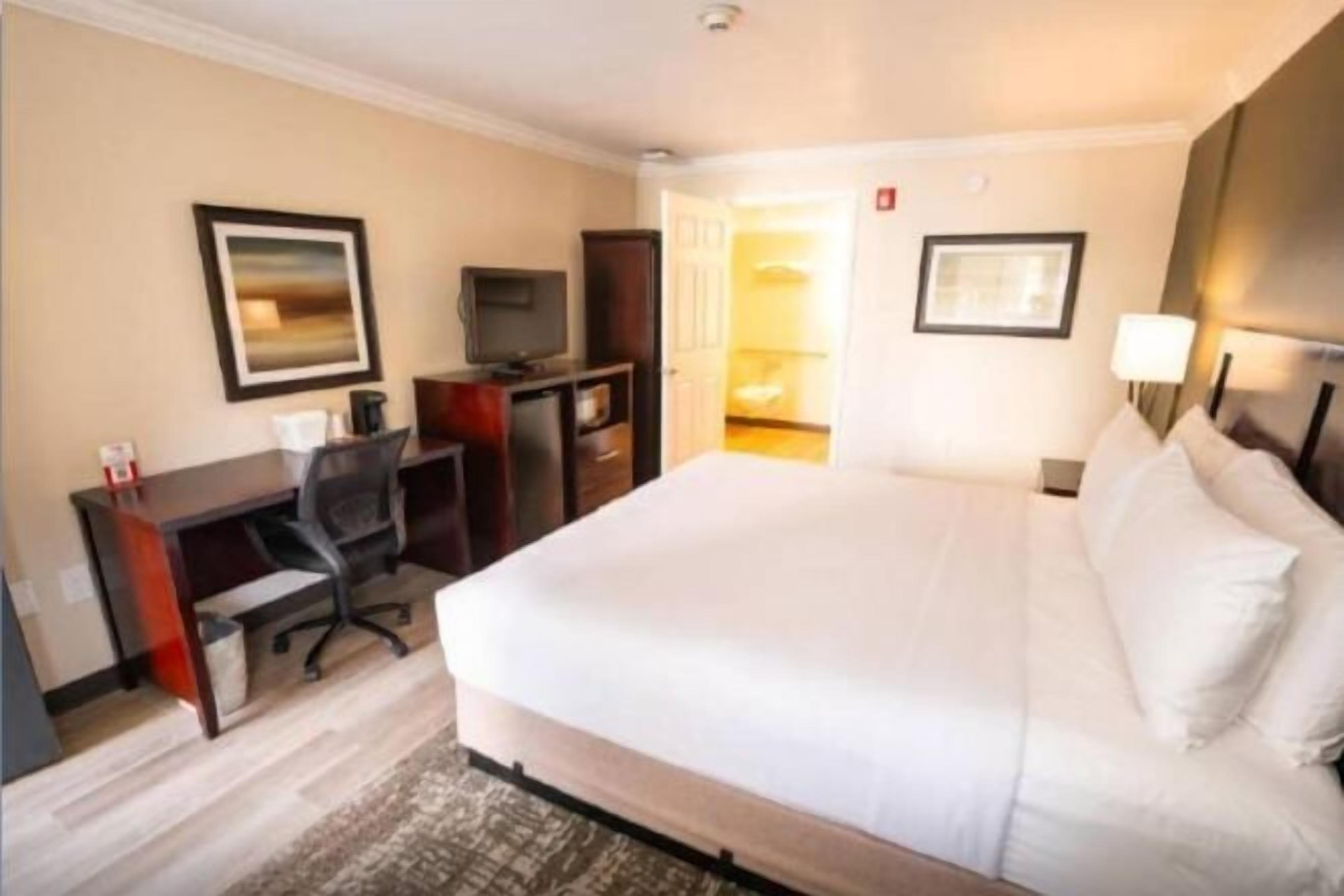 Hypo-allergenic bedding, in-room safe, desk, laptop workspace