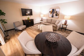 Family Studio Suite | Living area | 40-inch LCD TV with premium channels - Mai Hana Hotel & Suites (Orlando)