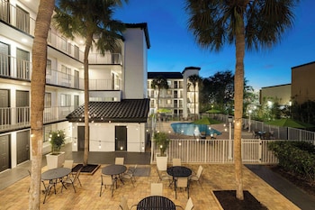 Free daily buffet breakfast at Mai Hana Hotel- Intl Drive, Trademark Collection by Wyndham