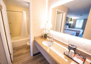 Amenidades de baño gratuitas, secadora de cabello, toallas, jabón 