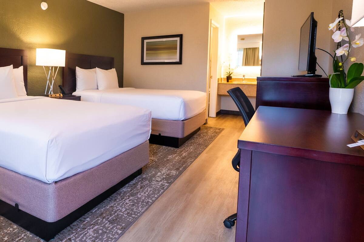 Hypo-allergenic bedding, in-room safe, desk, laptop workspace