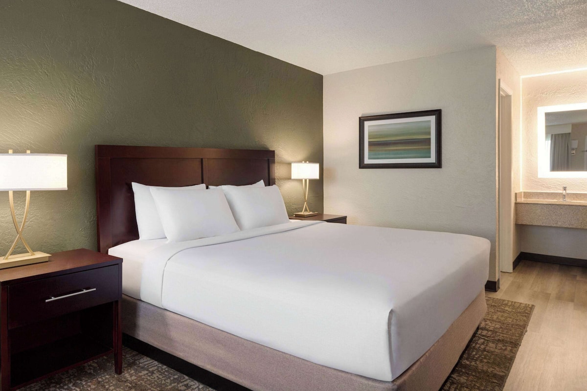 Hypo-allergenic bedding, in-room safe, desk, laptop workspace