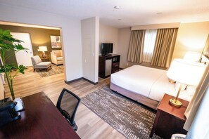 Family Room Suite | Hypo-allergenic bedding, in-room safe, desk, laptop workspace