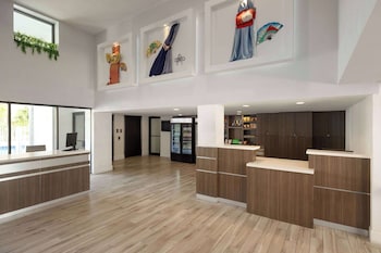 Hotel entrance and lobby at Mai Hana Hotel- Intl Drive, Trademark Collection by Wyndham