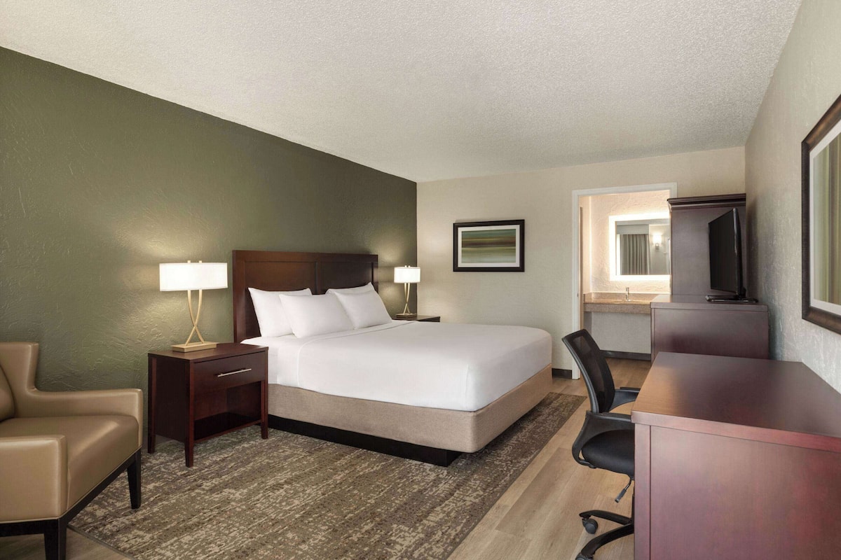 Hypo-allergenic bedding, in-room safe, desk, laptop workspace