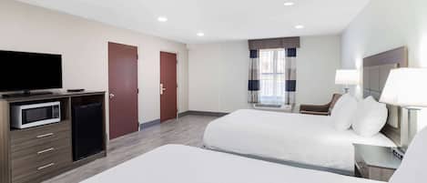 Deluxe Suite, Berbilang Katil, Non Smoking | Peti besi dalam bilik, meja, langsir/tirai gelap terus