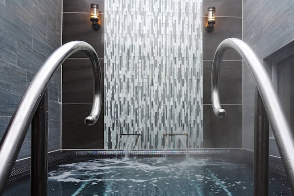 Salas de tratamientos para parejas, sauna, bañera de hidromasaje