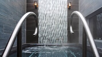 Salas de tratamientos para parejas, sauna, bañera de hidromasaje 