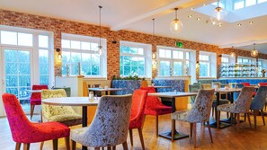 Petit déjeuner, déjeuner et dîner servis sur place