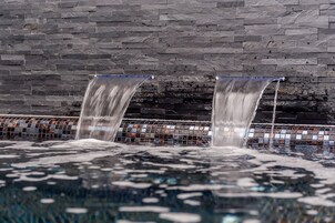 Una piscina cubierta