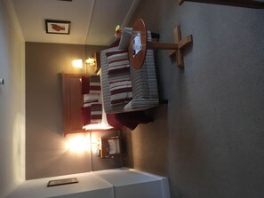 Hypo-allergenic bedding, desk, iron/ironing board, free WiFi