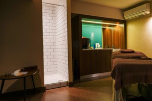 Espace de soins pour les couples, sauna, bain à remous, hammam