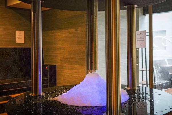 Sales de tractament per a parelles, sauna i banyera d'hidromassatge