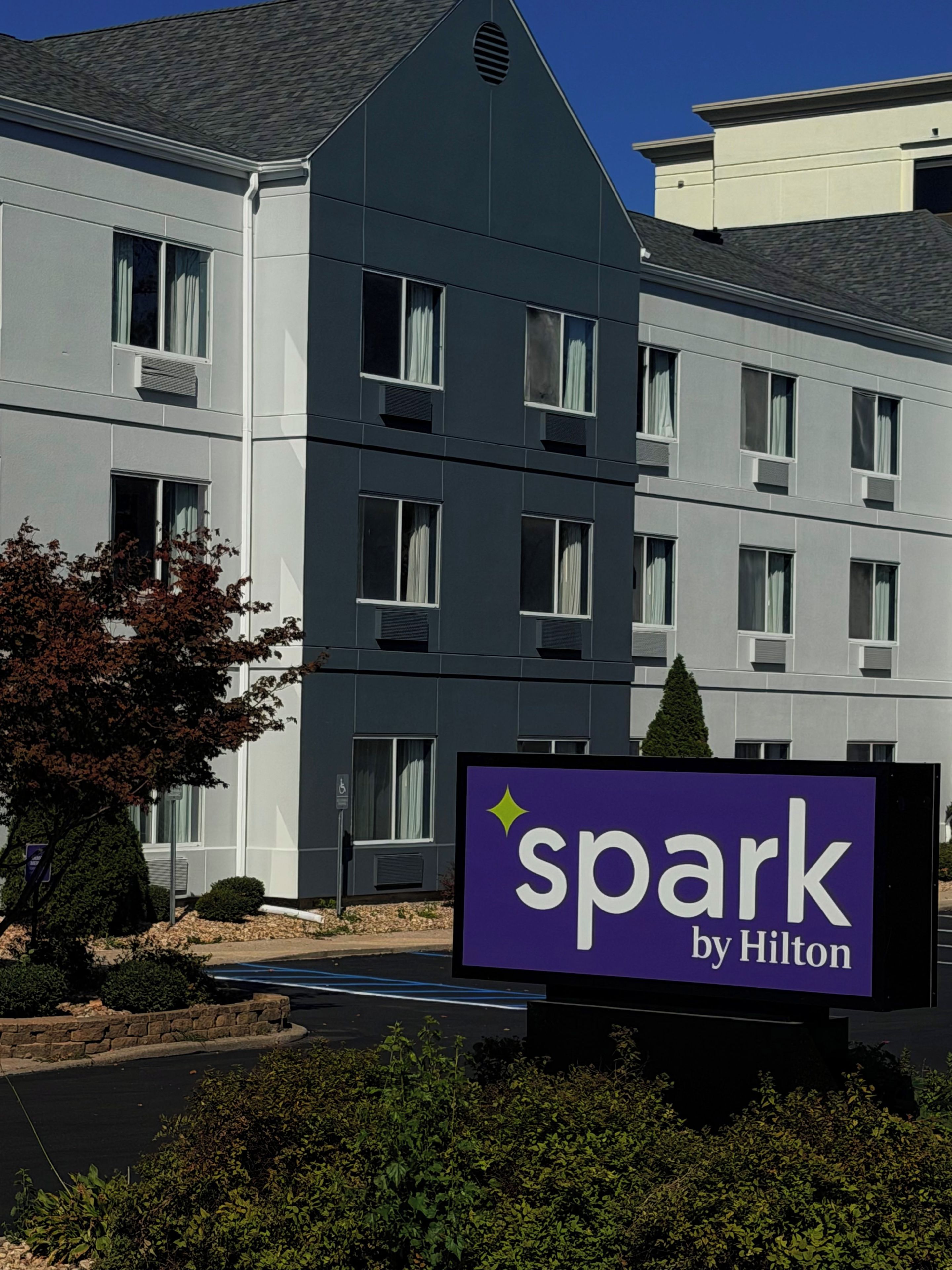 Un hôtel moderne, reconnaissable à son enseigne où l’on peut lire « spark by Hilton ».
