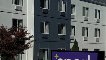 Un hôtel moderne, reconnaissable à son enseigne où l’on peut lire « spark by Hilton ».