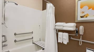 Combined shower/tub, free toiletries, hair dryer, towels
